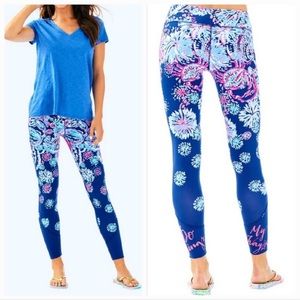 Lilly Pulitzer Luxletic Maralyn Weekender EUC Deep
Indigo Gypsea Girl Size Small